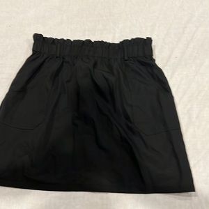2XL black skirt with pockets.
